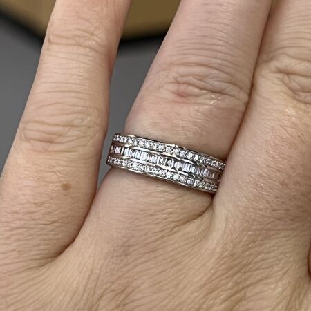 Alliance en or blanc, diamants de taille baguette et diamants