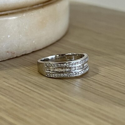 Alliance en or blanc, diamants de taille baguette et diamants