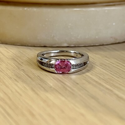 Bague Arcole en or blanc, saphir rose de 1 carat et diamants