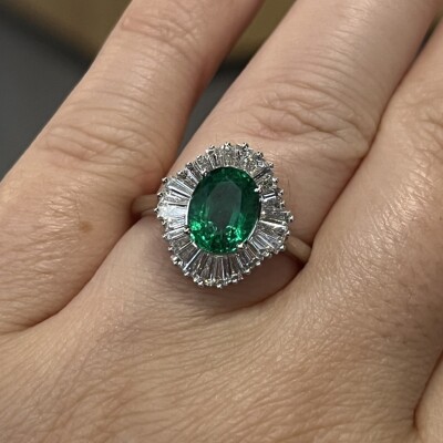 Bague Raspoutine en or blanc, émeraude de 1,70 carat et diamants de taille baguette