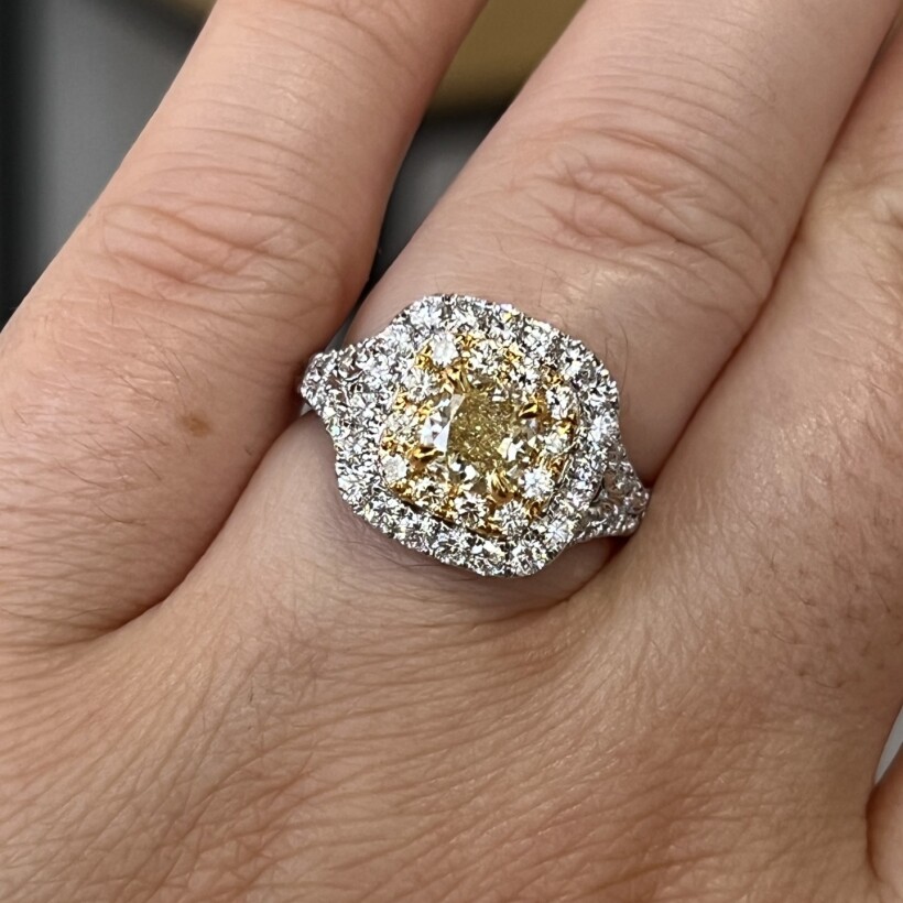Bague Spring en or blanc et or jaune, diamant jaune de taille coussin de 1,01 carat et diamants