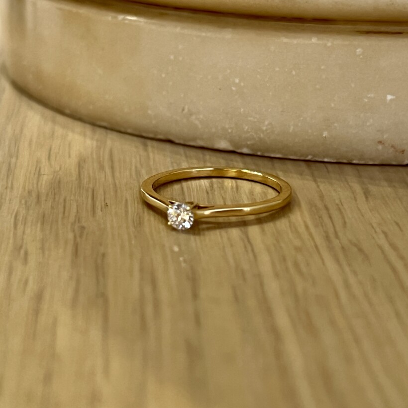 Solitaire en or jaune et diamant de 0,15 carat