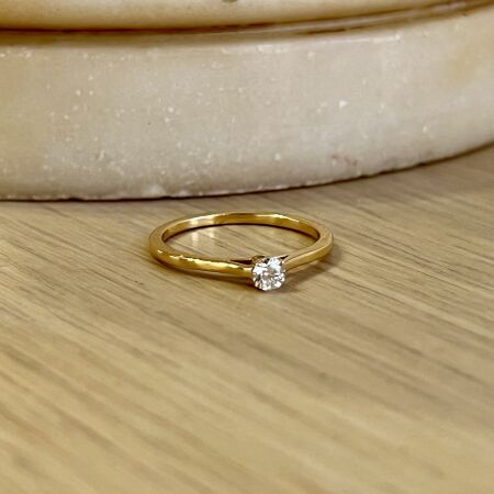 Solitaire en or jaune et diamant de 0,15 carat