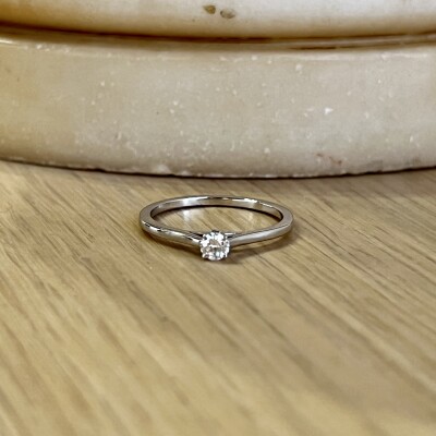 Solitaire en or blanc et diamant de 0,15 carat