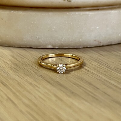 Solitaire en or jaune et diamant de 0,20 carat