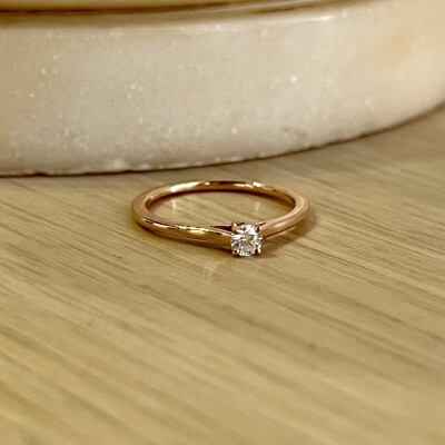 Solitaire en or rose et diamant de 0,15 carat