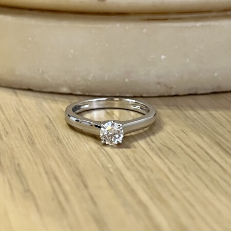 Solitaire en or blanc et diamant de 0,30 carat