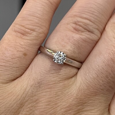 Solitaire en or blanc et diamant de 0,30 carat