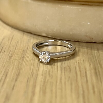 Solitaire en or blanc et diamant de 0,30 carat