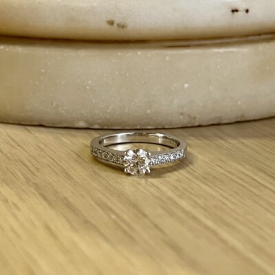 Solitaire en or blanc, diamant central de 0,54 carat et diamants