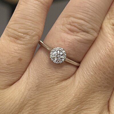 Solitaire Héritage en or blanc, diamant central de 0,25 carat et diamants