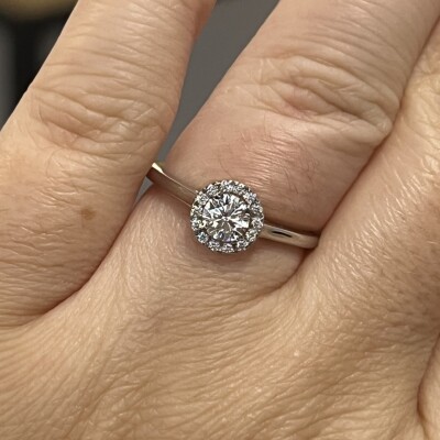 Solitaire Héritage en or blanc, diamant central de 0,40 carat et diamants
