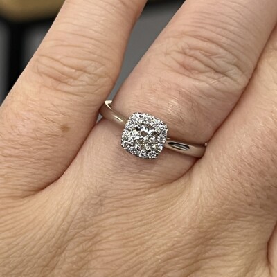 Solitaire Héritage en or blanc, diamant central de 0,26 carat et diamants