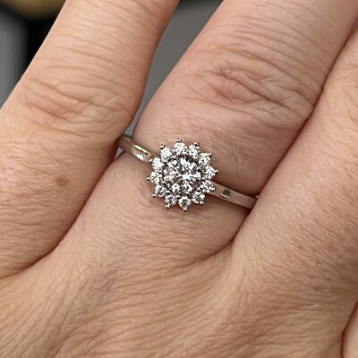 Solitaire Héritage en or blanc, diamant central de 0,31 carat et diamants