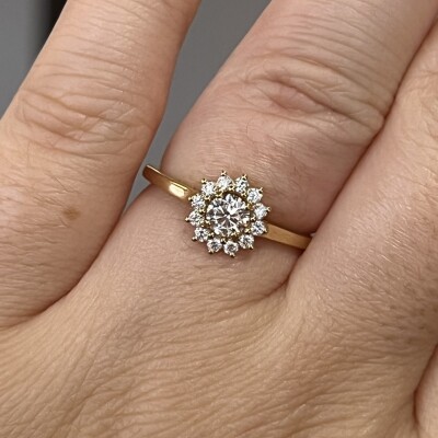 Solitaire Héritage en or jaune, diamant central de 0,32 carat et diamants
