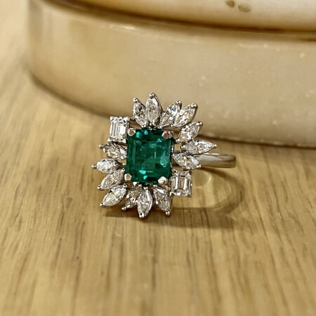 Bague One and Only en or blanc, émeraude de taille émeraude de 1,89 carat, diamants de taille marquise et de taille émeraude