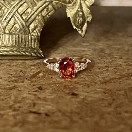 Bague Pemba en or jaune, saphir orange de taille ovale de 2,24 carats, diamants de taille poire et diamants