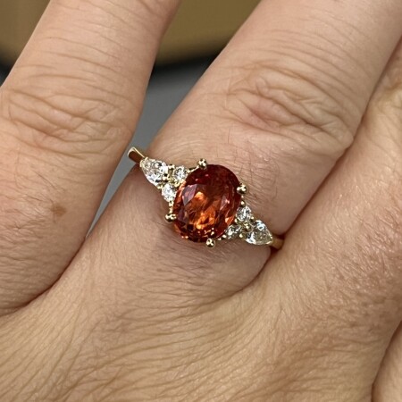 Bague Pemba en or jaune, saphir orange de taille ovale de 2,24 carats, diamants de taille poire et diamants