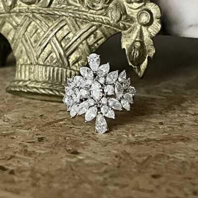 Bague Versailles en or blanc, diamants de taille marquise, diamants de taille poire et diamant