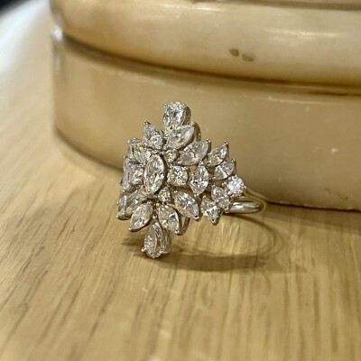 Bague Versailles en or blanc, diamants de taille marquise, diamants de taille poire et diamant