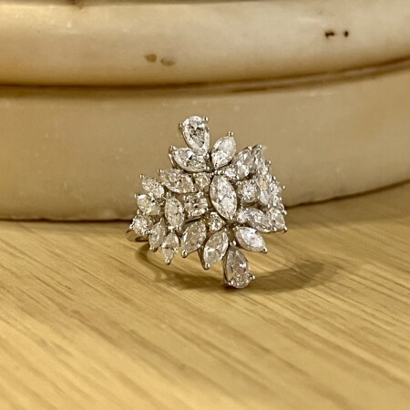 Bague Versailles en or blanc, diamants de taille marquise, diamants de taille poire et diamant