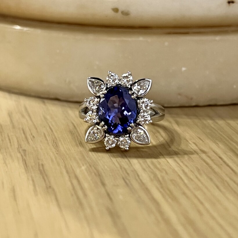 Bague Claire en or blanc, tanzanite de 2,46 carats, diamants de taille poire et diamants