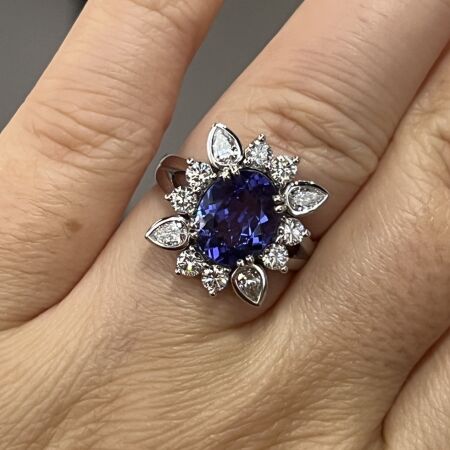 Bague Claire en or blanc, tanzanite de 2,46 carats, diamants de taille poire et diamants