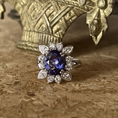 Bague Claire en or blanc, tanzanite de 2,46 carats, diamants de taille poire et diamants