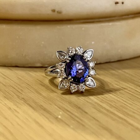 Bague Claire en or blanc, tanzanite de 2,46 carats, diamants de taille poire et diamants