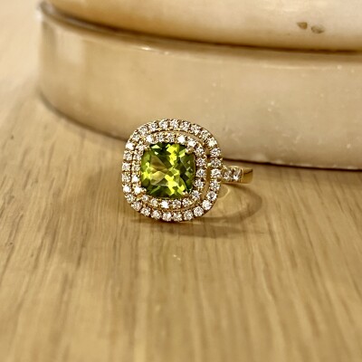 Bague Arès en or jaune, péridot de 2,25 carats et diamants