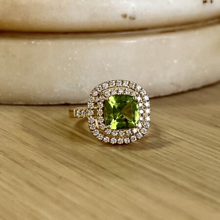 Bague Arès en or jaune, péridot de 2,25 carats et diamants