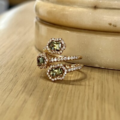 Bague New Miss en or rose, saphirs verts de taille radiant et diamants