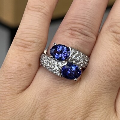 Bague Tanzanie Toi & Moi en or blanc, tanzanites de taille ovale et diamants