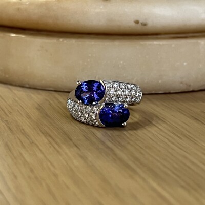 Bague Tanzanie Toi & Moi en or blanc, tanzanites de taille ovale et diamants