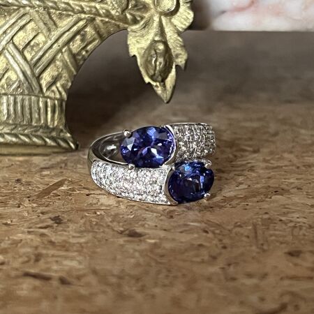 Bague Tanzanie Toi & Moi en or blanc, tanzanites de taille ovale et diamants