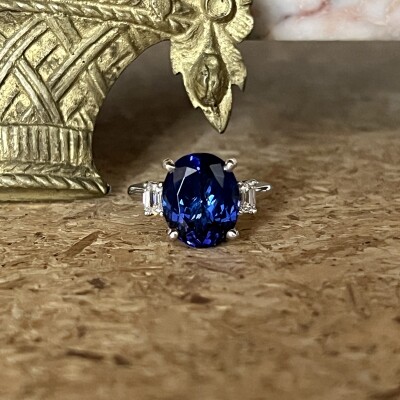 Bague Tanzanie en or blanc, tanzanite de taille ovale de 6,40 carats et diamants de taille émeraude