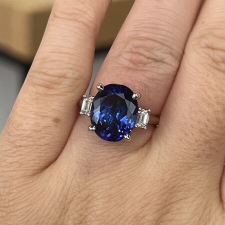 Bague Tanzanie en or blanc, tanzanite de taille ovale de 6,40 carats et diamants de taille émeraude