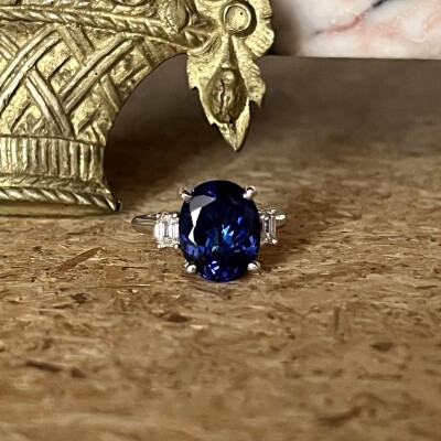 Bague Tanzanie en or blanc, tanzanite de taille ovale de 6,40 carats et diamants de taille émeraude