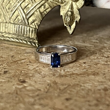 Bague en or blanc, saphir de taille émeraude de 0,92 et diamants de taille baguette