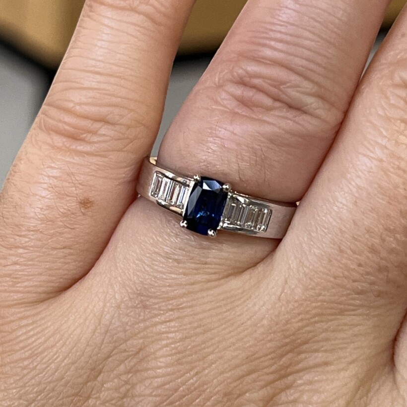 Bague en or blanc, saphir de taille émeraude de 0,92 et diamants de taille baguette