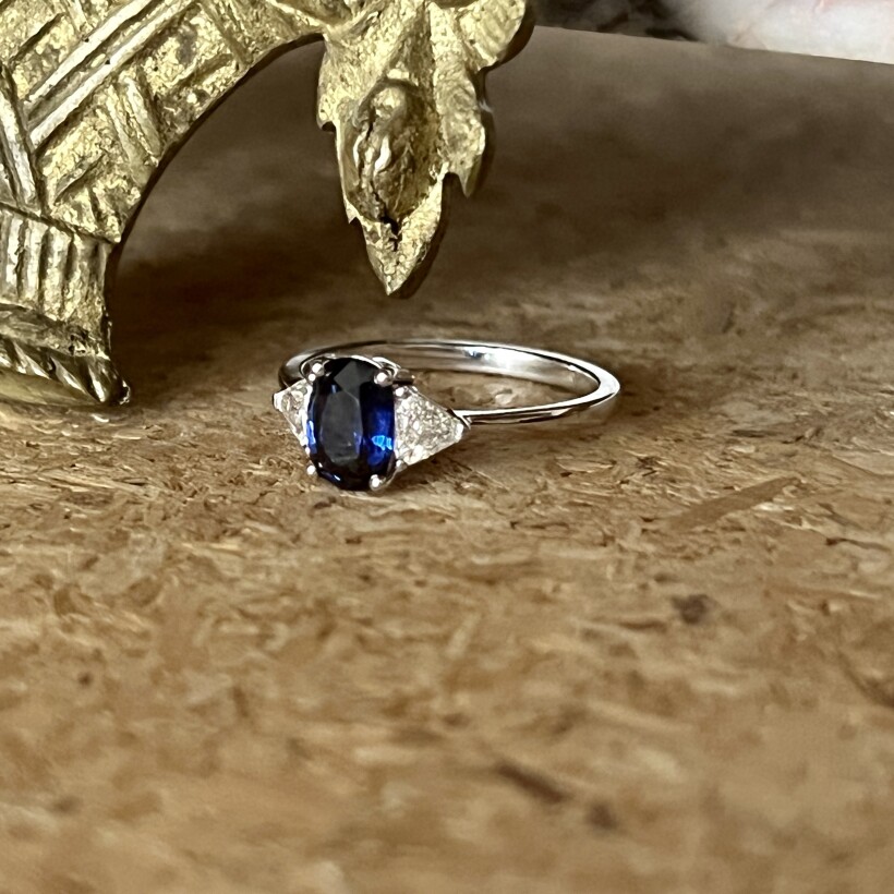 Bague en or blanc, saphir de 1,10 carat et diamants de taille troidia