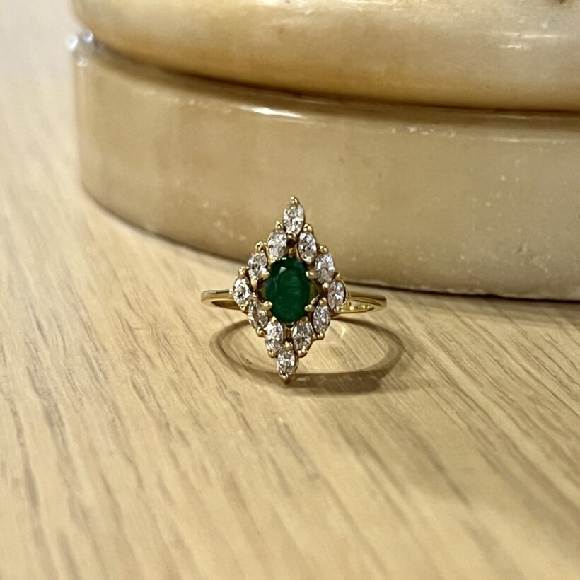 Bague Marquise en or jaune, émeraude de taille ovale de 1,20 carat et diamants de taille marquise