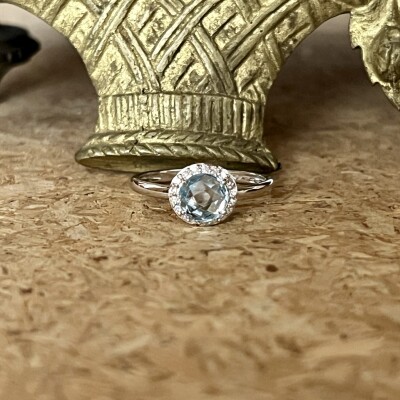 Bague en or blanc, topaze de 0,98 carat et diamants