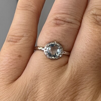 Bague en or blanc, topaze de 0,98 carat et diamants