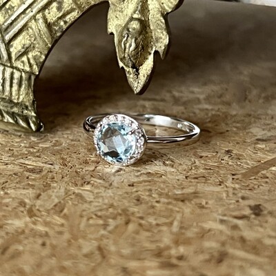 Bague en or blanc, topaze de 0,98 carat et diamants