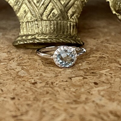 Bague en or blanc, topaze de 0,98 carat et diamants