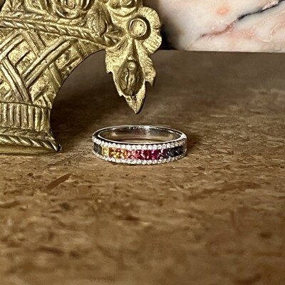 Bague Rainbow en or blanc, saphirs multicolores de 1 carat et diamants