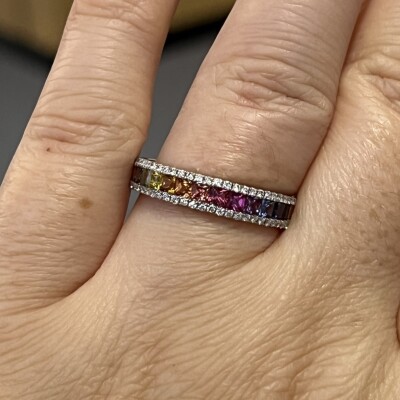 Bague Rainbow en or blanc, saphirs multicolores de 1 carat et diamants