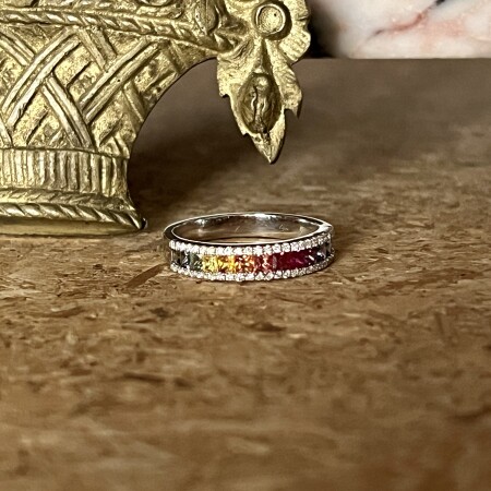 Bague Rainbow en or blanc, saphirs multicolores de 1 carat et diamants