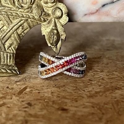 Bague Rainbow en or blanc, saphirs multicolores de 2,20 carats et diamants